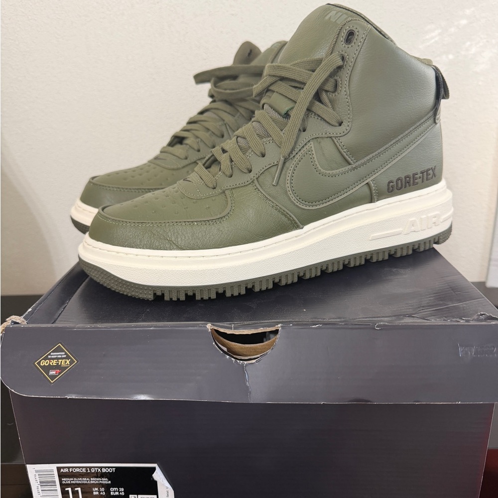 Nike High-Top Winter sneaker boots in Olive Green with Cream Midsole